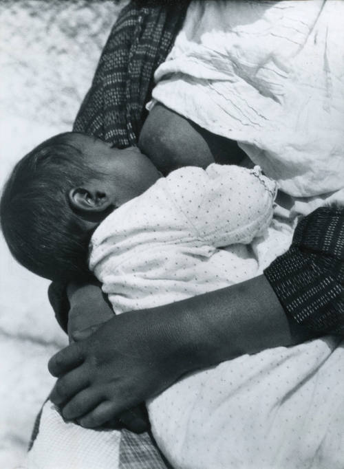 Niño mamando. Impresión de negativo original del Comitato Tina Modotti. Trieste, Italia.