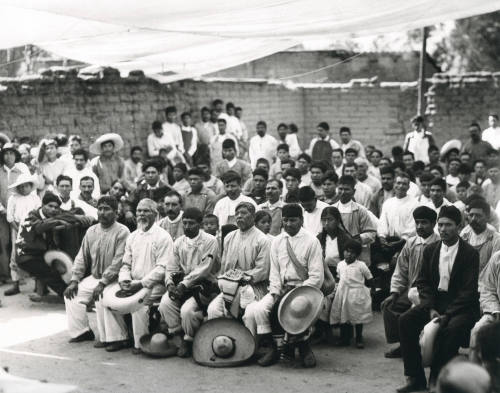 Mitin campesinos sentados al frente. Impresión de negativo donado por Vittorio Vidali. Fototeca INAH.