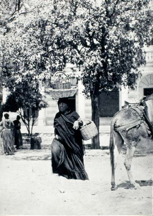 Juchiteca con canasta en la cabeza. Impresión de negativo donado por Vittorio Vidali. Fototeca INAH.