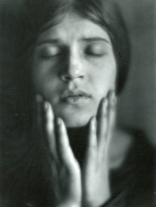 Tina Modotti con las manos en el rostro. Impresión de negativo donado por Vittorio Vidali. Fototeca INAH.