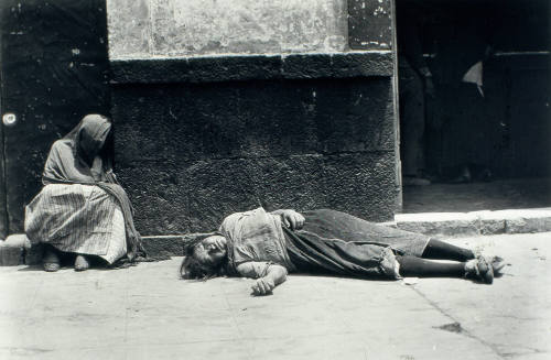 Miseria, mujer sentada y mujer tirada. Impresión de negativo donado por Vittorio Vidali. Fototeca INAH.