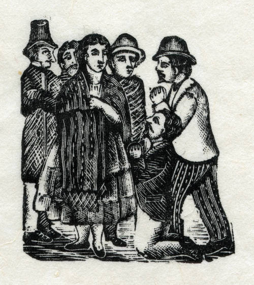 Dos hombres rogando a una mujer y a su familia