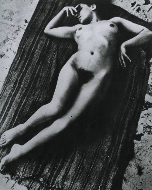 Desnudo de Tina Modotti en la azotea. Impresión de negativo original del Comitato Tina Modotti. Trieste, Italia.
