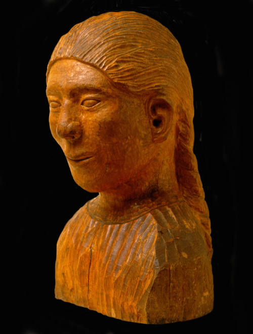 Cabeza de mujer con trenzas