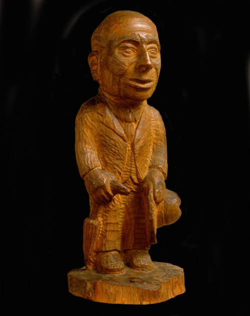 Retrato de Paco Iturbe con paraguas y sombrero